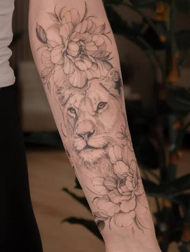 Beautiful fine-line floral lioness tattoo. This piece took about 10–11 hours to complete. I'm so grateful she trusted me with such a meaningful project and even traveled from Quebec to Gatineau to