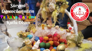 Arasında en yaygını şahısların birbirine genellikle çikolatadan yapılan paskalya tavşanı ve paskalya yumurtası hediye etmesidir. Paskalya Bayrami Kutlu Olsun Ataturk Ortaokulu