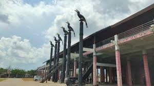 Baju adat suatu daerah biasanya diidentikkan dengan etnis mayoritas yang terdapat di daerah tersebut. Rumah Radakng Tempat Untuk Melihat Budaya Suku Dayak Di Pontianak Tribun Travel