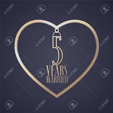 Hier haben sie den überblick über die verschiedenen hochzeitstage. 5 Jahre Jahrestag Der Ehe Vektor Icon Logo Grafikdesignelement Mit Goldenem Farbherz Fur Dekoration Fur 5 Hochzeitstag Lizenzfrei Nutzbare Vektorgrafiken Clip Arts Illustrationen Image 81814620