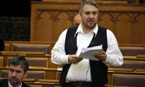 Szenzációhajhász firkászból és álszenteskedő ellenzéki. Sallai Robert Benedek Archivum Pestisracok