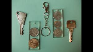 Porte Clefs Avec Inclusions D Objets Dans La Resine Epoxy Cristal Idee Cadeau Hd Youtube