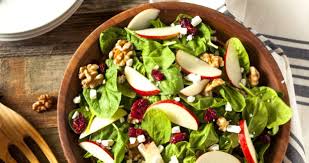 Preparazione dell'insalata golosa con noci e mele. Insalata Invernale Con Le Mele 4 Ricette Benefiche Da Provare Benessere Alimentazione Sana Prodotti Bio E Rimedi Naturali Soluzionibio It