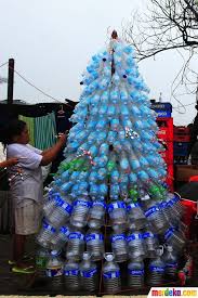 Botol plastik ini kita rangkai jadi pohon natal dengan cara dirajut menggunakan benang bangunan, kata edison siagian. Pohon Natal Dari Botol Bekas