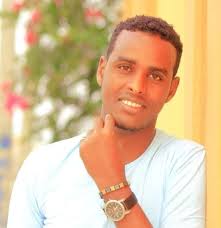 Maamulka, macalimiinta iyo ardayda kuliyadda maareynta iyo dhaqaalaha,  waxay tacsi u dirayaan ahalka iyo qaraabafa, geeradii naxdinta laheed ku  timid Abdilkadir Nor Mohamud Kheyre oo gacan ka xaqdaran ku dishay  magaalada muqdishu