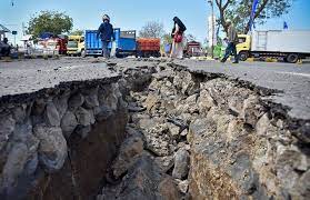 Dalam mitologi yunani, gempa bumi merupakan pertanda menurut psikolog, bermimpi mengalami suatu persitiwa gempa bumi, melihat gedung hancur, melihat rumah dan tanah bergerak, menandakan. 2 Warga Malaysia Maut 6 Lagi Hilang Akibat Gempa Bumi Di Lombok