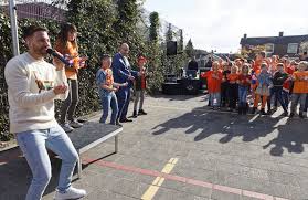 (c) 2015 latin pulse group, inc. Tiktok Zanger Rolf Sanchez Danst Met Burgemeester Mikkers Tijdens Koningsspelen In Nuland Den Bosch Vught Bd Nl