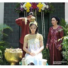 Meskipun keseruan foto itu nampak biasa, tetapi gambar tersebut dapat mengganti mood kalian, dari yang mulanya murung dapat berubah senang ketika melihatnya. Foto Prosesi Siraman Jawa Javanese Wedding Ceremony Stef Ike Wedding In Yogyakarta Wedding Photo By Poetrafoto Javanese Wedding Wedding Photos Wedding Ceremony Photos