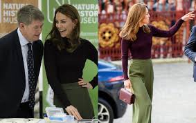 I nie można się temu dziwić. Kate Middleton W Modnych Spodniach Odwiedza Muzeum To Jej Najlepsza Stylizacja Eska Pl