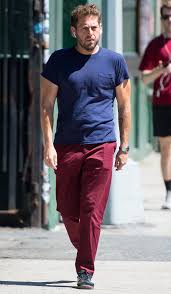 Jonah hill is reflecting on his childhood insecurities after the daily mail published a shirtless photo of the actor during a day of surfing. Jonah Hill Looks Fitter Than Ever While Walking In Nyc Celebrity Style Men Minimalist Fashion Men Mens Casual Outfits