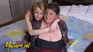 Petite teen obtient un cours de sexe de sa belle-mère BBW!