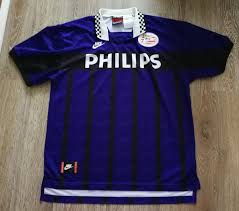 Dit nieuwe psv shirt heeft een witte basis en is afgewerkt met lichtblauwe accenten. Psv Eindhoven Uit Voetbalshirt 1995 1996 Sponsored By Philips