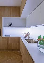 kuchen in weiss und holztonen qualitat und funktionalitat cosentino deutschland kuchendesign modern moderne kuchenideen kuchen design