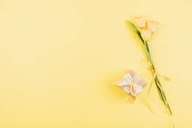 Yellow Tulips Flowers And Gift Box On Pastel Background Festive Birthday Flat Lay Tulipanes Amarillos Flores Tulipanes Tulipanes