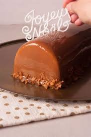 Buche Au Caramel Avec Un Insert Aux Pommes Caramelisees Mousse Caramel Et Fleur De Sel Et Glacage Chocolat Lai Caramel Facile Pomme Caramel Desserts Fantaisie