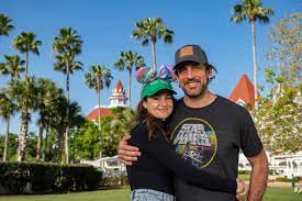 May 26, 2021 · aaron rodgers is officially part of fiancée shailene woodley's inner circle. Aaron Rodgers Shailene Woodley Enjoy Hawaiian Vacay With Miles Teller