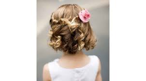 Comment bien choisir le style, pour les cheveux longs, courts, de couleurs vives ou sombres, pour des cheveux frisés, raides ou crépus. Des Idees De Coiffures Faciles Et Tendance Pour Les Petites Filles D Honneur De Votre Mariage