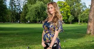 Adriana karembeu was born on september 17, 1971 in brezno, czechoslovakia as adriana sklenarikova. Adriana Karembeu Se Confie Sur Sa Grossesse Et Ses Difficultes A Tomber Enceinte Magicmaman Com