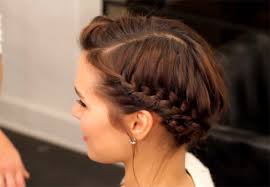 The Perfect Halo Braid For Short Hair Looking For Cute And Easy Back To School Hairstyles Weve Got Them Right Her Trenza De Halo Peinados Escolares Peinados