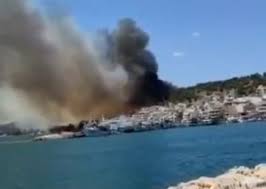 Δύο πύρινα μετωπα βρίσκονται αυτή την ώρα σε εξέλιξη σε σαλαμίνα και κρήτη, με την πυροσβεστική να επιχειρεί για την κατάσβεσή τους. 33epf Wrkkylsm