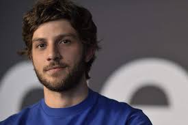 His birthday, what he did before fame, his family life, fun trivia facts, popularity rankings, and more. Chay Suede Mergulha Nos Conflitos Do Mimado Danilo O Liberal
