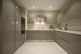 Imagina cómo se vería de amplia tu los colores plata, plomo y gris se mezclan perfectamente con el blanco. Cocinas Grises 2021 Bloghogar Com
