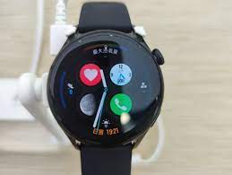 J'ai la chance de tester ce fleuron technologique depuis quelques jours avec différents smartphones, dont un huawei mate 40 pro!prise en mains d'un joyau cédé 599 francs en suisse ou 599 euros en france. Huawei Watch 3 Und Watch 3 Pro Erste Hands On Bilder Zeigen Die Neuen Smartwatches Vorab Inklusive Verpackung Notebookcheck Com News