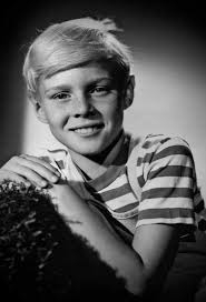 Wow, does that kid look like a young Dennis Miller