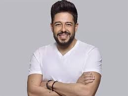 رغم الأزمات التى تعرض لها النجم محمد حماقى وتحديدا مع زوجته وانفصالهما قبل عودتهما مرة أخرى، إلا أن قصة حبهما معروفة فى الوسط الفنى على أنها واحدة من أهم قصص الحب ØªØ¹Ø±Ù Ø¹Ù„Ù‰ Ø§Ø³Ù… Ø§Ù„Ù…Ø·Ø±Ø¨ Ù…Ø­Ù…Ø¯ Ø­Ù…Ø§Ù‚Ù‰ Ø§Ù„Ø­Ù‚ÙŠÙ‚Ù‰ ÙˆØ¹Ù…Ø±Ù‡