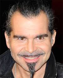 Piero pelù (born february 10, 1962) is an italian rock singer and songwriter, best known for his work with the famous italian rock band litfiba. Biografia Di Piero Pelu