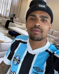 Douglas costa plays the position midfield, is 30 years old and 182cm tall, weights 70kg. Douglas Costa Al Gremio A Zero E La Quinta Risoluzione Di Peso Per La Juve Nell Ultimo Biennio