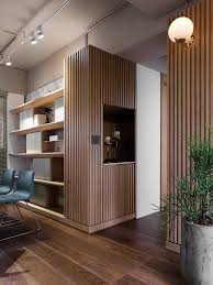 On Aime Bien Le Bois Comme Ca En Element De Revetement Vertical Pour Des Murs En 2020 Amenagement Interieur Maison Meuble Home Cinema Interieur Maison Design
