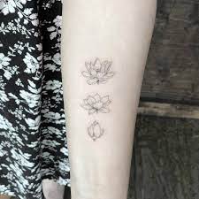 Blooming Tatouage Fleur De Lotus Sur L Avant Bras Gauche Interieure Small Lotus Tattoo Lily Tattoo Flower Tattoos