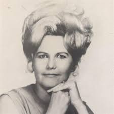 Bessie Riggs's Instagram, Twitter & Facebook