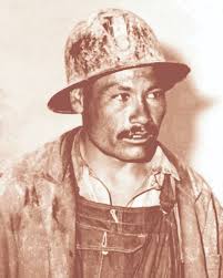 Confesiones ante el busto de César Lora