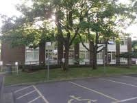 El ala verde con la entrada al centro de tratamiento. Crawley Hospital Wentworth House Accessable