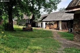 Skanzen v kouřimi je situován ve velkém sadu na okraji města kouřim v lokalitě zvané na hrázce, asi 1 km od centra města. Muzeum Lidovych Staveb Kourim Veruce Cz