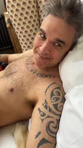 Cats, dogs, and nipples. Jet lag life. @Robbie Williams✅