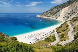 Este una dintre cele mai frumoase plaje din grecia dar are nisipul negru. Top 10 Insule Si Plaje Din Grecia