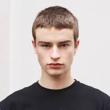 Tom-Louis G., 法英双语，拥有1年语言教学经验。