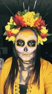 Catrina 🇲🇽. #catrina #makeup #amarillo #coronas #flores #mexico #🇲🇽🇲🇽  #tradicion #tradicionmexicana #salem #salemoregon #🇲🇽🇺🇸 #🇲🇽❤️  #unpocoloco #🎶❤️