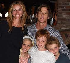 Julia roberts makes a rare public appearance with her kids. Julia Roberts Family Does The Actress Have A Sister Or Brother