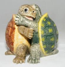 Amazon Com Salt And Pepper Shaker Green Sea Turtle Hugs Loggerhead Tortoise Miniature New Porcelain Klima L778 Kit Stuffed Peppers Turtle Salt Pepper Shakers
