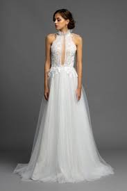 Es ist der weg von der wagen idee des eigenen brautkleides über das sammeln von inspiration und dem stöbern mit der trauzeugin in hochzeitsmagazinen bis hin zum brautkleid kaufen und dem gefühl, wenn sich bei der ersten anprobe der erlesene stoff wie eine zweite. Wei Es Brautkleid Mit Tullkragen Brautkleid Brautkleid Kragen Kleid Hochzeit