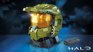 Insert the buildable artificial intelligence chip, place it on the included stand, and celebrate the helmet that only he could make famous. Halo A Legendary Helmet For An Iconic Build Get Your Hands On This Mega Construx Kit To Craft Your Very Own Master Chief Helmet From Halo Infinite Complete With Ai