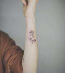 Sind sie auf der suche nach ganz tollen ideen zum thema tattoo schriften handgelenk? 5 464 Curtidas 18 Comentarios Nando Tattoo Nandotattooer No Instagram Tattoo Wristtattoo Rosetattoo Flower Wrist Tattoos Tattoos Rose Tattoos