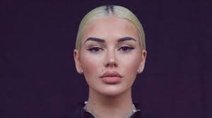 Loredana zefi ist eine schweizer rapperin und influencerin aus emmenbrücke im kanton luzern. Betrugsfall Loredana Rapperin Bietet Geschadigtem Ehepaar 350 000 Franken An News Srf