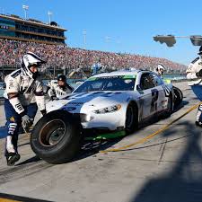 One lap a guy is running in third place, but then he has a bad stop and is down in 18th. Nascar Pit Stops Will Have A Different Look In 2018 Sbnation Com