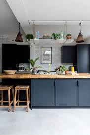 Traditional wooden worktops are timeless and elegant, providing an undeniable touch of class to your bespoke kitchen. 5 Worktops That Look Beautiful With A Dark Blue Kitchen Houzz Ie