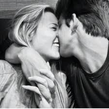 اقترب موعد عيد الاب الذي يوافق الـ 21 من شهر حزيران الجاري وبهذه المناسبة جمعنا بالصور أجمل أفكار هدايا من المكن أن تقدم للأب في عيده من تصاميم كبرى دور الأزياء والاكسسوارات العالمية لموسم ربيع وصيف 2021. ØµÙˆØ± Ø¨ÙˆØ³ Ø¬Ø§Ù…Ø¯Ù‡ Ø§Ù„Ù‚Ø¨Ù„Ù‡ Ø§ÙƒØ«Ø± Ø§Ù„Ø·Ø±Ù‚ ØªØ¹Ø¨ÙŠØ± Ø¹Ù† Ø§Ù„Ø­Ø¨ ÙƒÙŠÙ